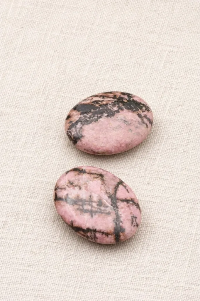 Galet Rhodonite - Apaisement émotionnel & pardon (45mm)